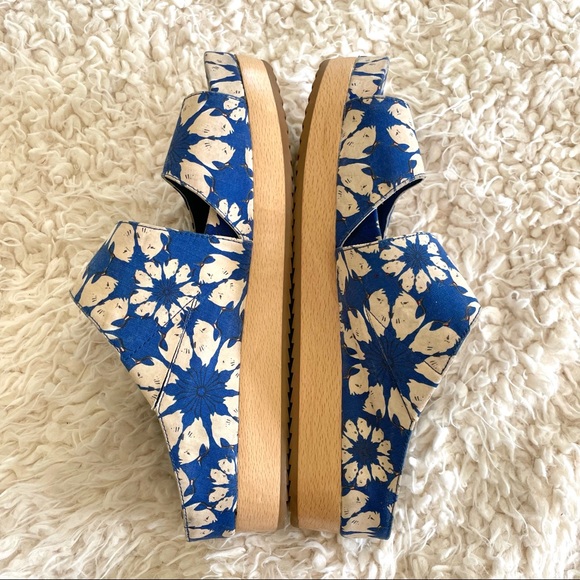 Alice & Olivia floral sandal - Picture 1 of 7